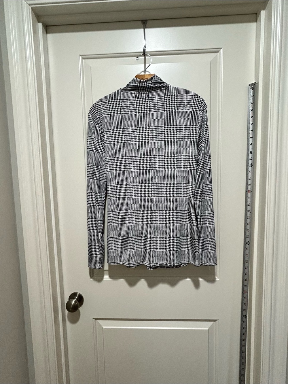 DKNY women’s NWT size M Black and White Plaid Draped V-Neck top. GREAT brand - Picture 2 of 7